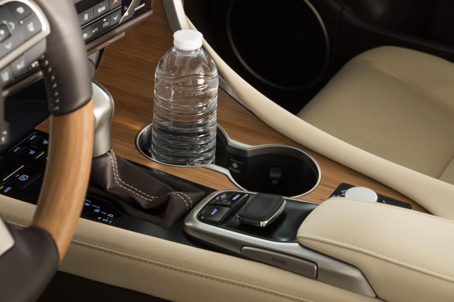 Детали интерьера Lexus RX350L 2018 года  (NA) (фото 23 из 51)